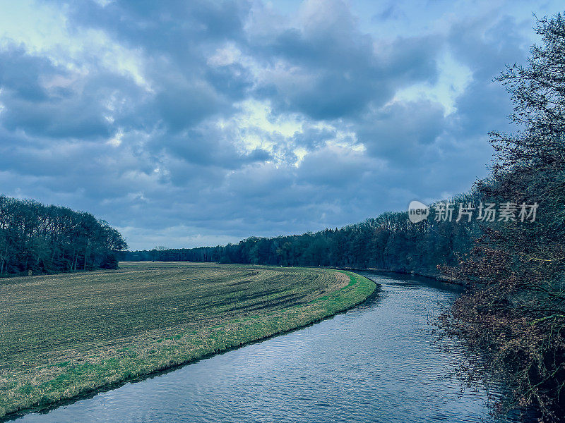 这条名为“Große Aa”的河流位于德国的一片田野和一片森林旁边。